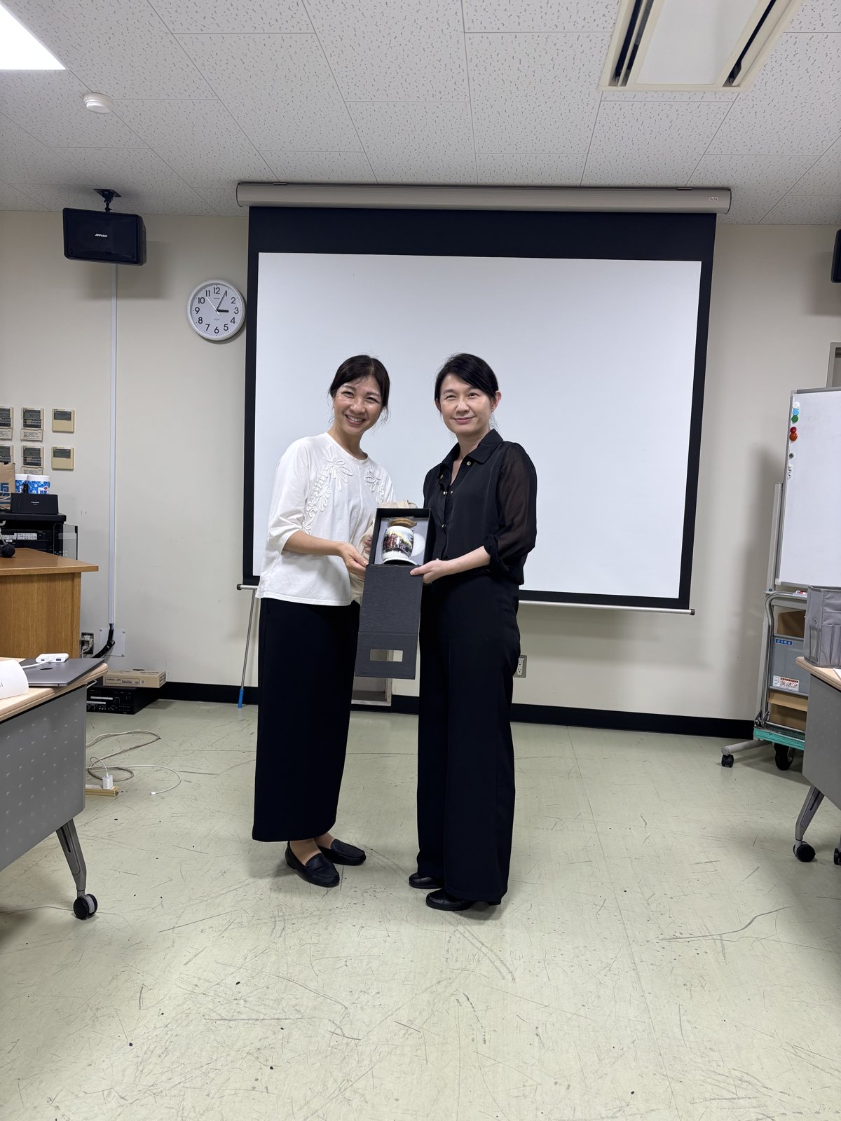 国立台湾大学からの記念品の贈呈